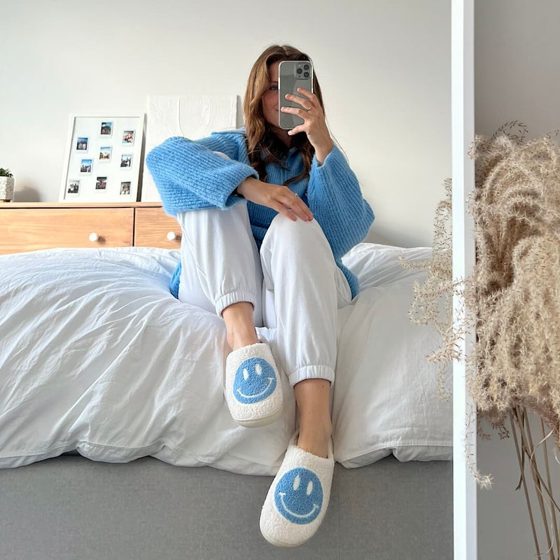 Flauschige Lächelndes Gesicht Hausschuhe für Damen | Bestickte