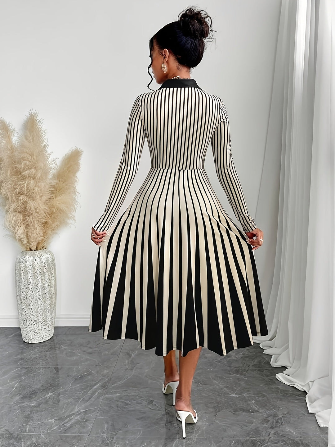 Gestreiftes Kleid für Damen | Figurbetont und Ausgestielt Midi