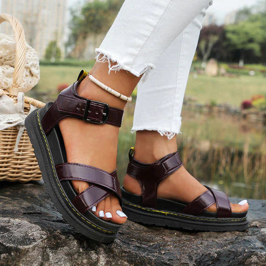 Bequeme Plateausandalen für Damen | Fersenriemen