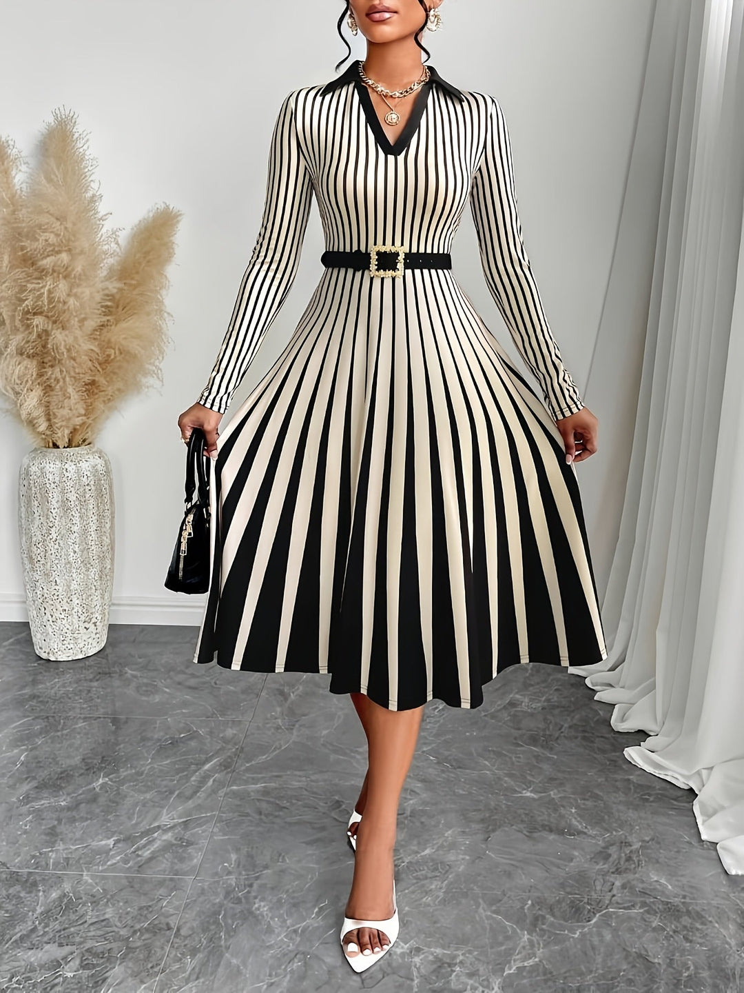 Gestreiftes Kleid für Damen | Figurbetont und Ausgestielt Midi