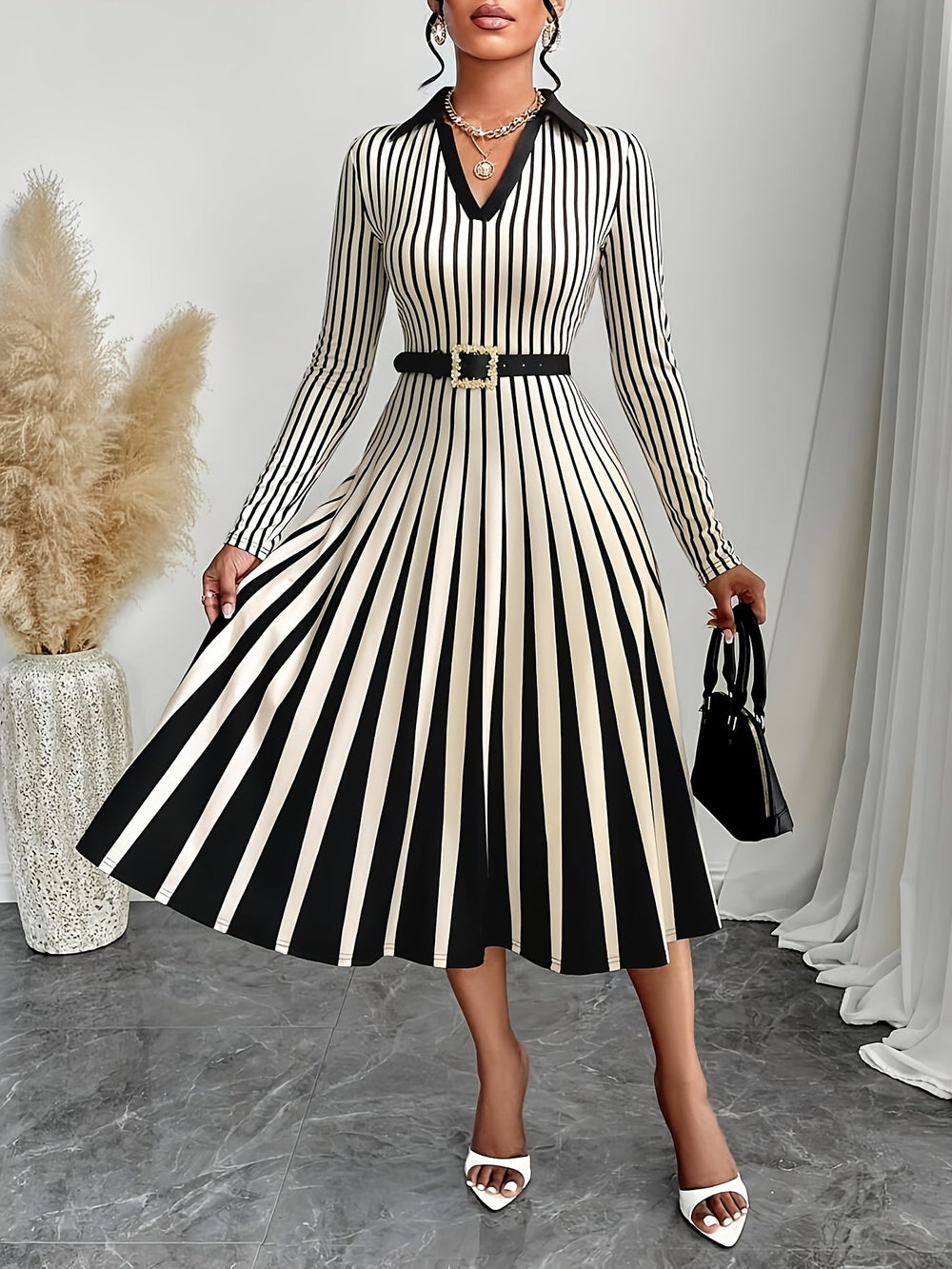 Gestreiftes Kleid für Damen | Figurbetont und Ausgestielt Midi