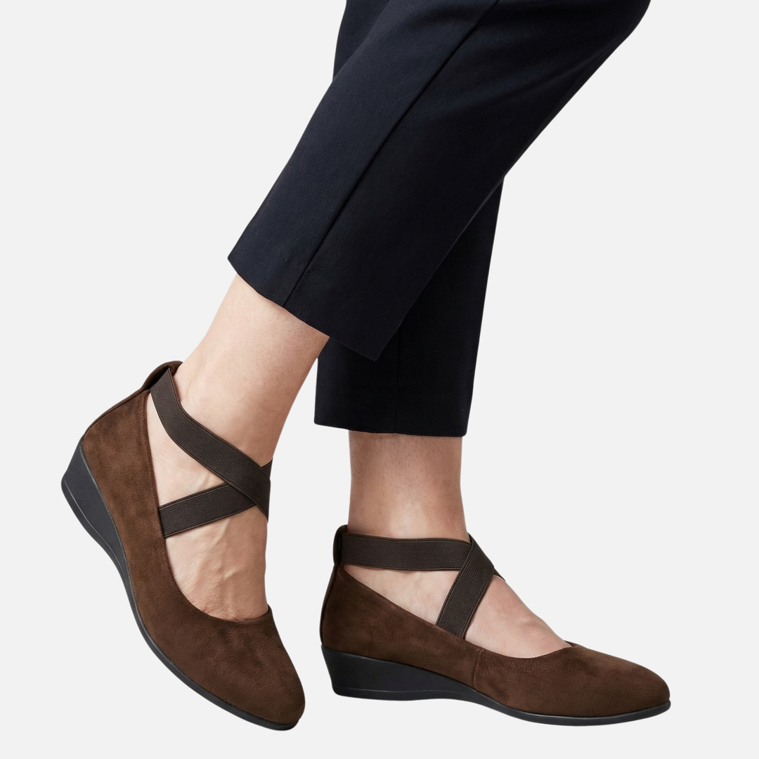 Damenschuhe mit Keilabsatz und geschlossener Spitze