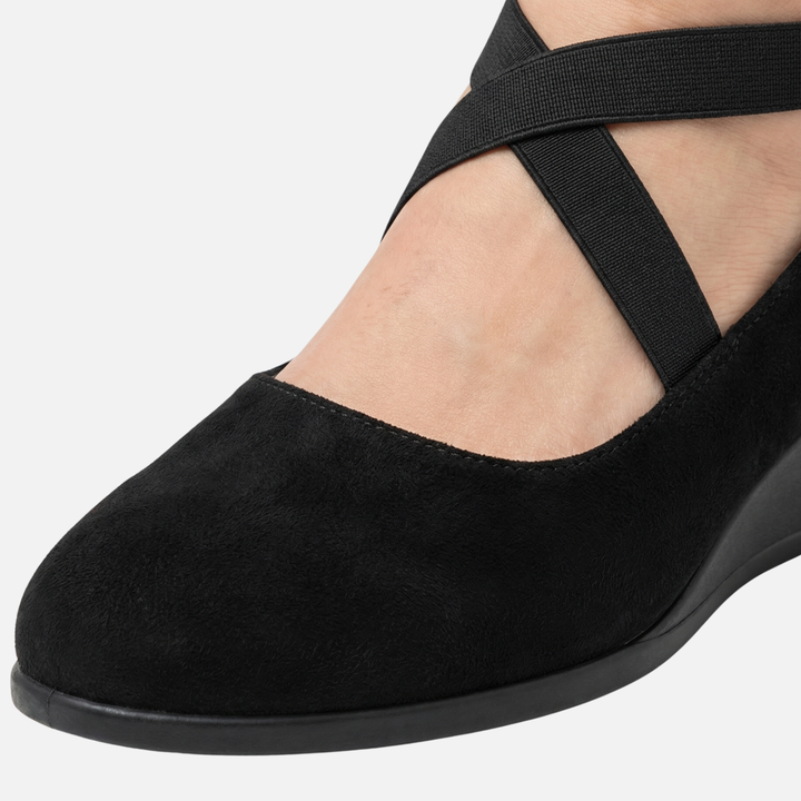 Damenschuhe mit Keilabsatz und geschlossener Spitze