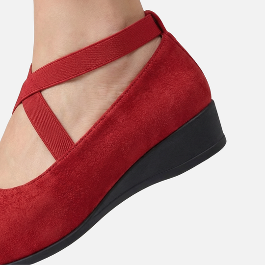 Damenschuhe mit Keilabsatz und geschlossener Spitze