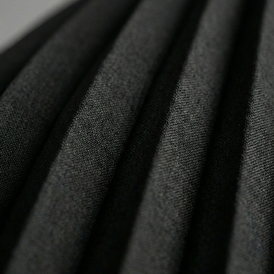 Frauen Plissiertes Midi-Kleid mit V-Ausschnitt und Cut-Out-Detail