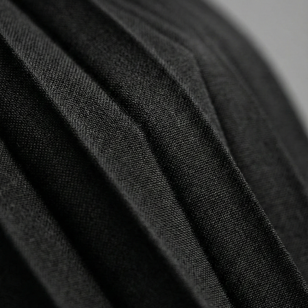 Frauen Plissiertes Midi-Kleid mit V-Ausschnitt und Cut-Out-Detail