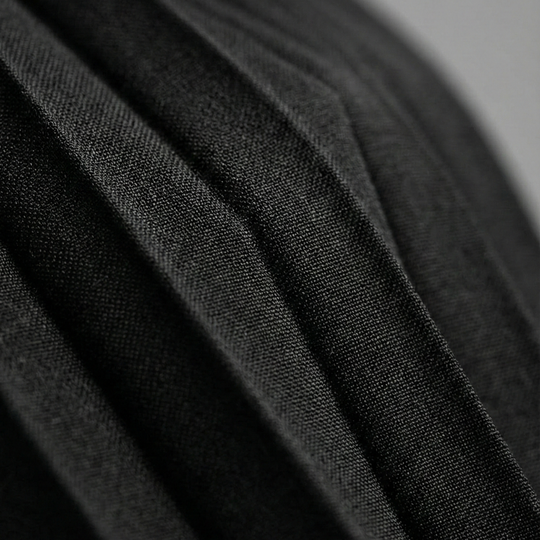 Frauen Plissiertes Midi-Kleid mit V-Ausschnitt und Cut-Out-Detail