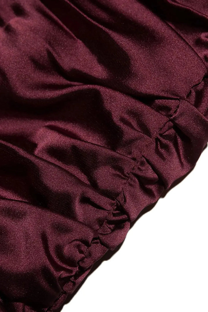 Drapiertes trägerloses Kleid mit asymmetrischem Sa